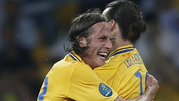 ŠVÉDSKÁ RADOST. Fotbalisté Švédska se radují ze vstřeleného gólu.