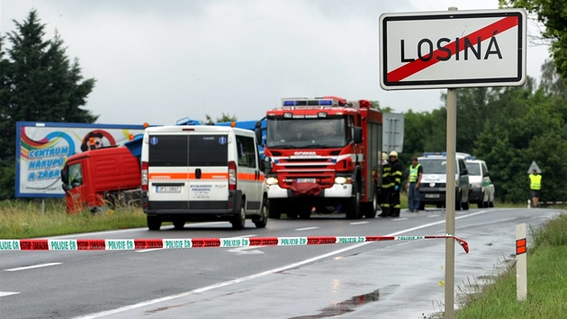 Nehoda kamionu a vozu pohební sluby v Losiné u Plzn. Jeden lovk na míst