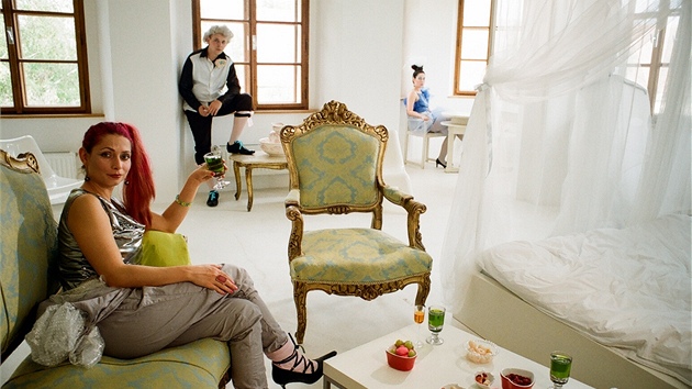 Adéla Babanová porotu v ele s jejím pedsedou, kurátorem newyorské MoMA...