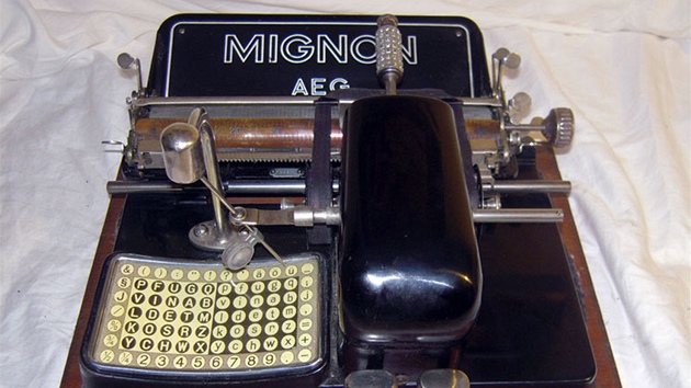 Pístroj pipomíná spí ifrovací stroj nebo pokladnu ne psací stroj.