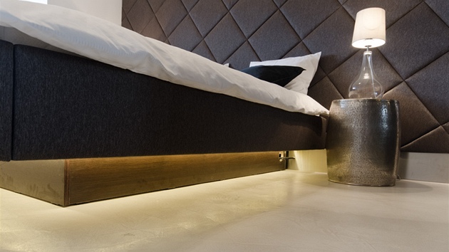 Podsvícení lůžka vyvolává dojem "plovoucí" postele.