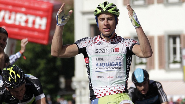 Slovenský cyklista Peter Sagan projídí vítzn cílem 3. etapy závodu Kolem