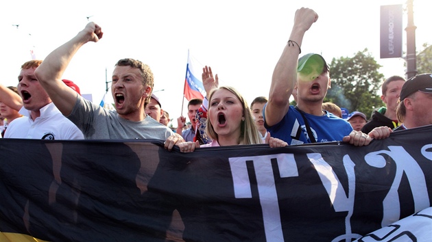 POCHOD RUSŮ. Ulicemi Varšavy pochodovalo na pět tisíc ruských fanoušků.
