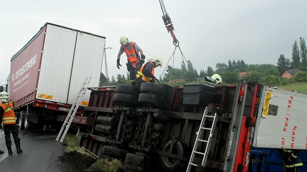 Pevrácený kamion zablokoval na nkolik hodin dopravu mezi Radicemi a Malesicemi na okraji Plzn.