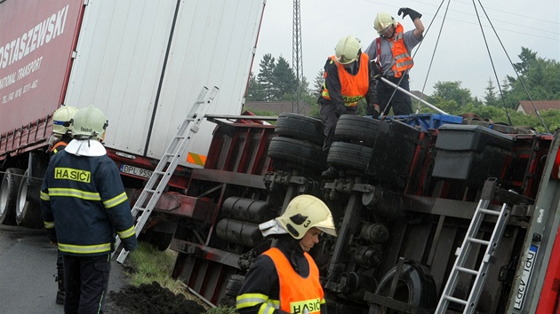 Pevrácený kamion zablokoval na nkolik hodin dopravu mezi Radicemi a Malesicemi na okraji Plzn.