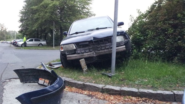 Volkswagen Passat pi honice s polici havaroval a zstal stt nepojzdn na trv u silnice.