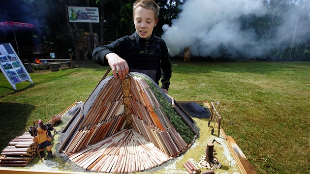 Pavel Vodrážka ukazuje na modelu v řezu, kde milíř letos zapaloval. 