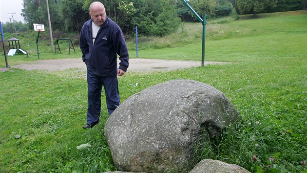 Jaroslav Tomík ze Sokolova u kamen, které blokovaly pístupovou cestu na jeho