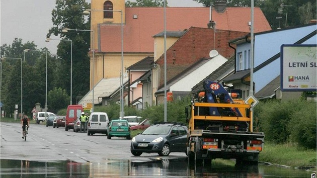 Zaplavená ulice Novosadská v olomoucké tvrti Nové Sady po bleskové povodni, ke