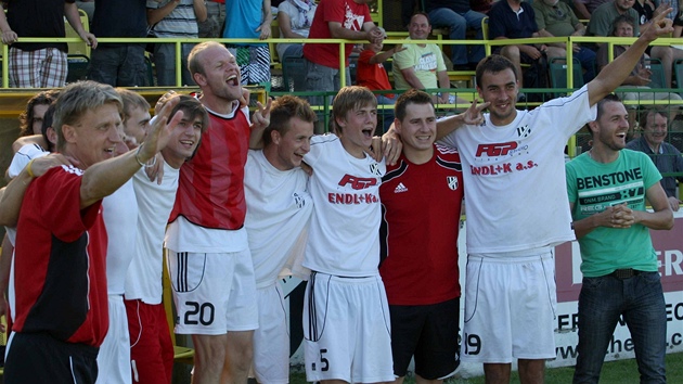 Fotbalisté HFK Olomouc slaví postup do druhé ligy.