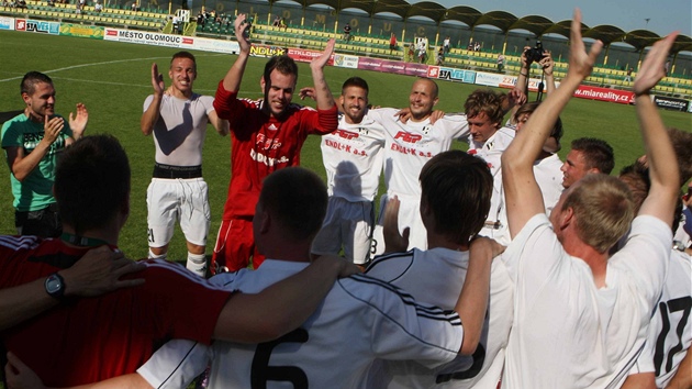 Fotbalisté HFK Olomouc slaví postup do druhé ligy.
