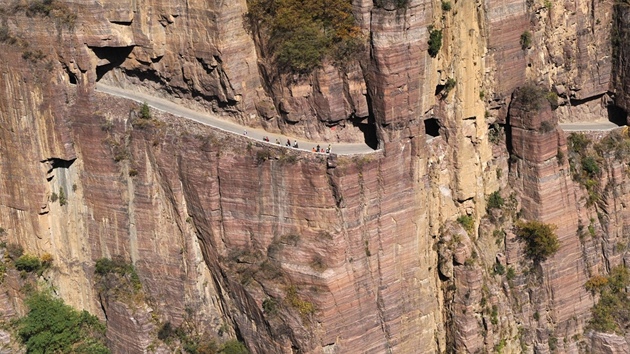 Na snímku vidíte 1 250 metr dlouhou cestu klikatící se po skalním útesu, která...