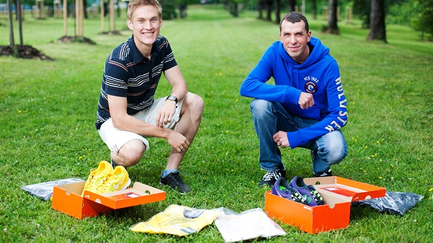 Výherci soutěže iDNES.cz Petr a Jaroslav dostali ceny od Nike a zatrénovali si s Vladimírem Korbelem.