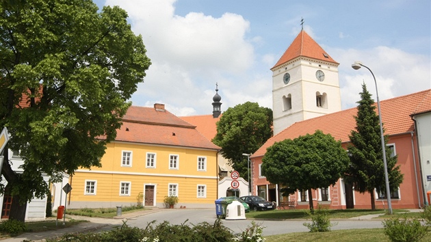 Pohled na kostel a faru v Rouchovanech.