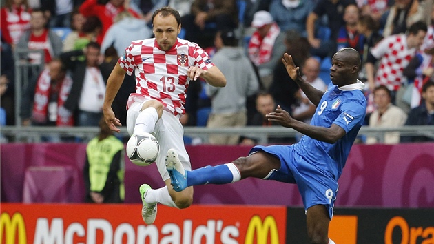 ITALSKÁ RADOST. Fotbalisté Itálie se radují z gólu Andrey Pirla (tetí zleva), Chorvaté ale pozdji vyrovnali na 1:1.