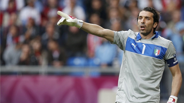 POSUTE SE. Italský branká Gianluigi Buffon diriguje spoluhráe bhem zápasu s