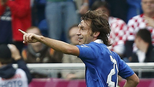 ITALSK ZKUENOST. Zlonk Andrea Pirlo se raduje z glu proti Chorvatsku.