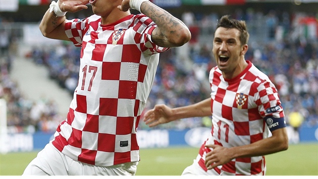 V RÁŽI. Chorvatský útočník Mario Mandžukič (vlevo) se raduje z gólu proti