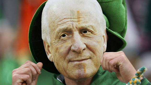 FANOUEK-KOU. Irský fanouek si vzal na zápas se panlskem masku trenéra