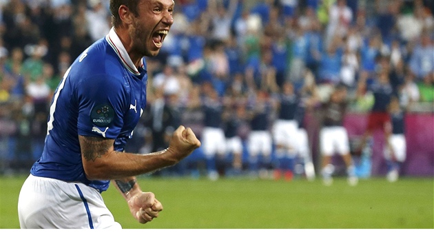 JE TAM! Italský stelec Antonio Casano se raduje z gólu v irské síti.