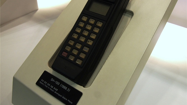 Muzeum Samsung - první mobilní telefon Samsung SH-100 (1988)