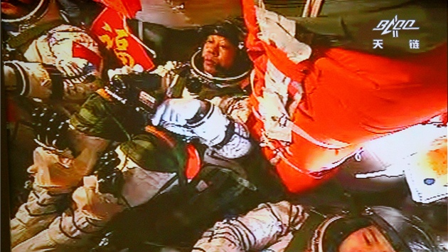 Čínští astronauti před spojením s experimentálním modulem Tchien-kung 1.
