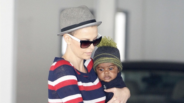 Ostříhaná Charlize Theronová a její syn Jackson (11. června 2012)