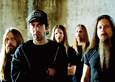 Randy Blythe (v popedí s kiltovkou) se svou kapelou Lamb of God.