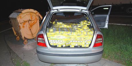 Zlodje policisté chytili, kdy se vloupal do obchodu v Dolních Hoicích a nakládal kradené cigarety do svého auta. (ilustraní snímek)