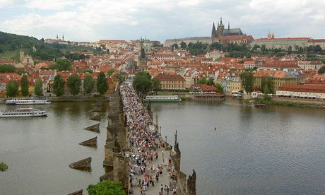 Na Karlov most si kvli postavení stativu musí udlat zábor pouze filmai i profesionální fotografové. (Ilustraní snímek)