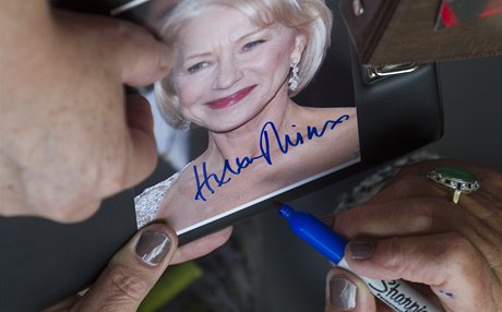 Britsk hereka Helen Mirrenov rozdvala ped Puppem podpisy.