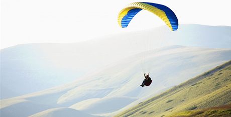 V sobotu se v Beskydech zranili dva paraglidisté. (Ilustraní snímek)