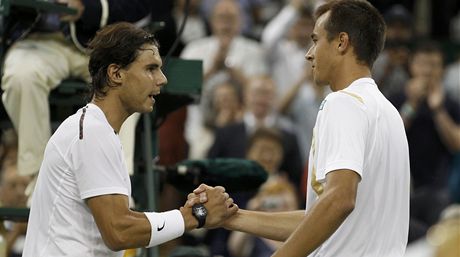 HRÁL JSI DOBE. Takto Rafael Nadal blahopál Lukái Rosolovi k loské senzaní výhe ve 2. kole Wimbledonu.