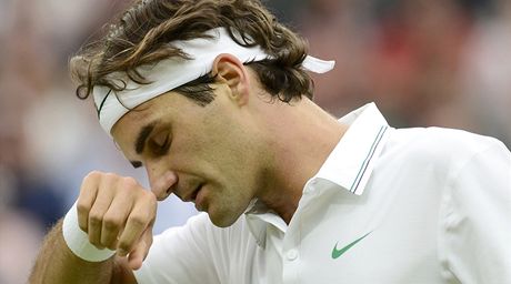NJAK TO NEJDE. Roger Federer v utkn tetho kola Wimbledonu proti Rogeru