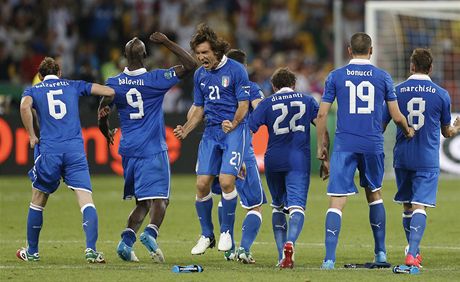 ITALSK JSOT. Andrea Pirlo se raduje a s nm jeho spoluhri z italsk