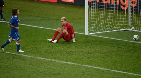 DOKONNO. Andrea Pirlo dokonil svj panenkovsk dloubk, brank Joe Hart sed