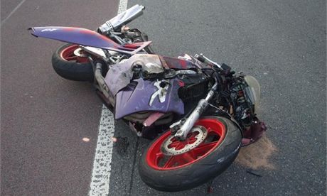 Motocyklistu srazilo auto, které bouralo pi etzové nehod tetí v ad. (Ilustraní snímek)