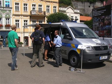 lenem posádky mobilní policejní sluebny bude i pekladatel.