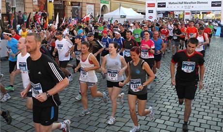 O olomoucký plmaraton je tradin obrovský zájem, letos navíc ve mst budou ve stejné dob i fotbaloví fanouci. (Ilustraní snímek)