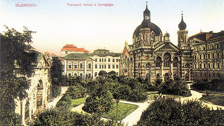 Takto vypadala idovsk synagoga v Olomouci v roce 1910 na dobov pohlednici.