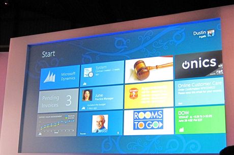 Plocha Windows 8 s aplikacemi pro firemní zákazníky(omluvte sníenou kvalitu