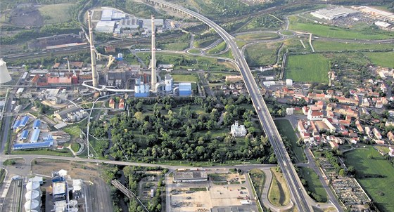 Letecký pohled na msto Trmice (vpravo od dálnice D8)