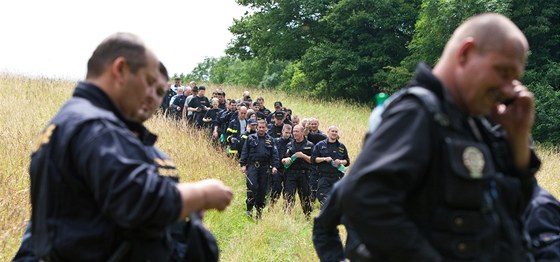 Mue hledaly marn desítky policist a hasi.