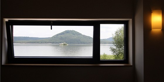 Nkteí hosté mají výhled na Máchovo jezero.