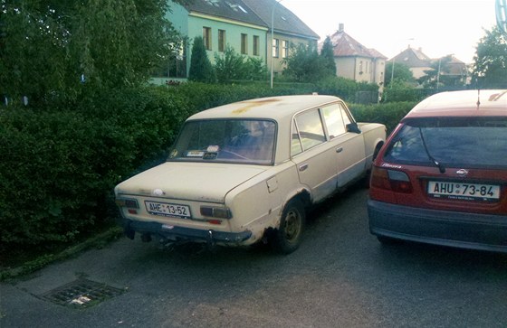 Parkovit v ulici Nad Kaplikou ve Stranicích se pomalu mní ve vrakovit.