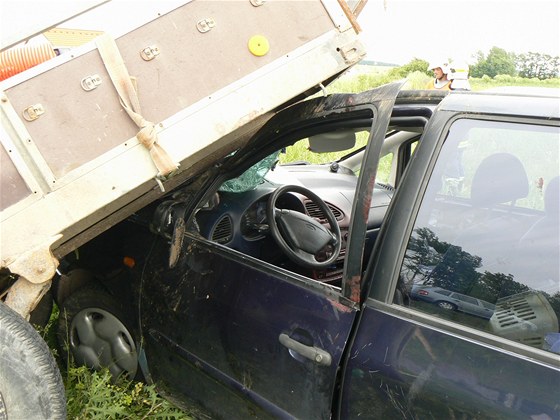 Nehoda osobního auta s vlekem naloeným devem u Blatnice na Plzesku. 