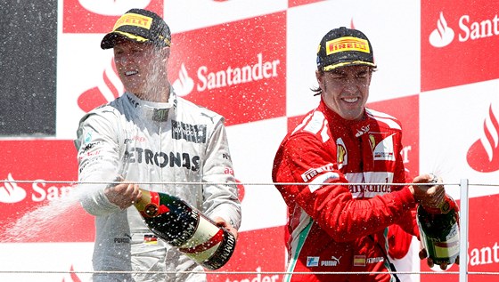 UMIVÉ VÍNO. Michael Schumacher a Fernando Alonso slaví na stupních vítz. 