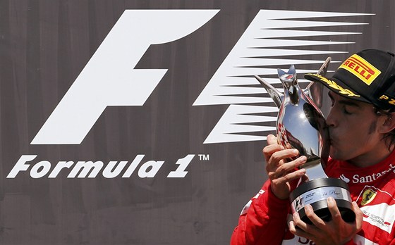S TROFEJÍ. Fernando Alonso drí cenu pro vítze Grand Prix Evropy. 