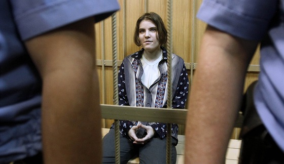 Jekatrina Samuceviová z Pussy Riot u soudu (Moskva, 20. ervna 2012)