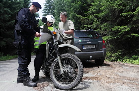 Zátah policie na idie, kteí neoprávnné vjídjí na lesní cesty v Beskydech.